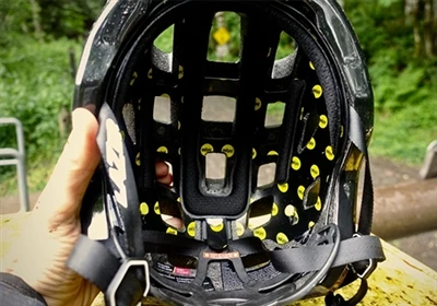 Când ar trebui să înlocuiți casca pentru biciclete?